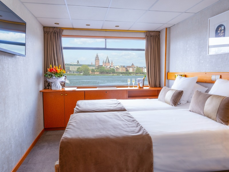 Upper Deck 2 Adjustable Twin Beds CAT. A